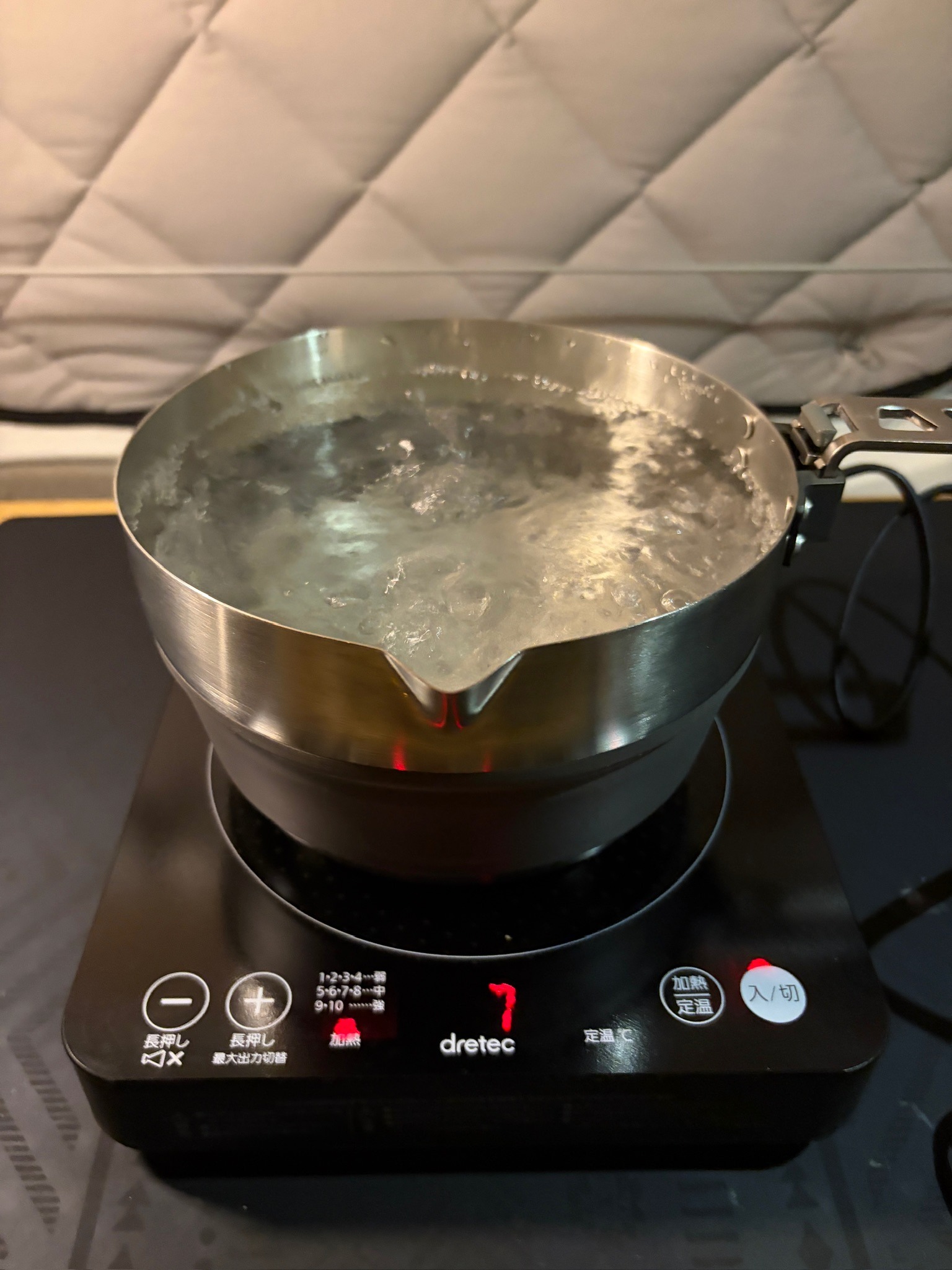 車内のIHコンロの上で1.8Lの水がボコボコと沸騰している様子