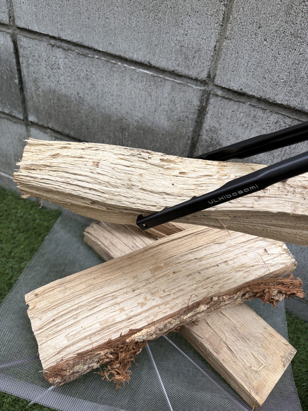 ベルモント UL hibasamiで薪を掴んでいるところ
