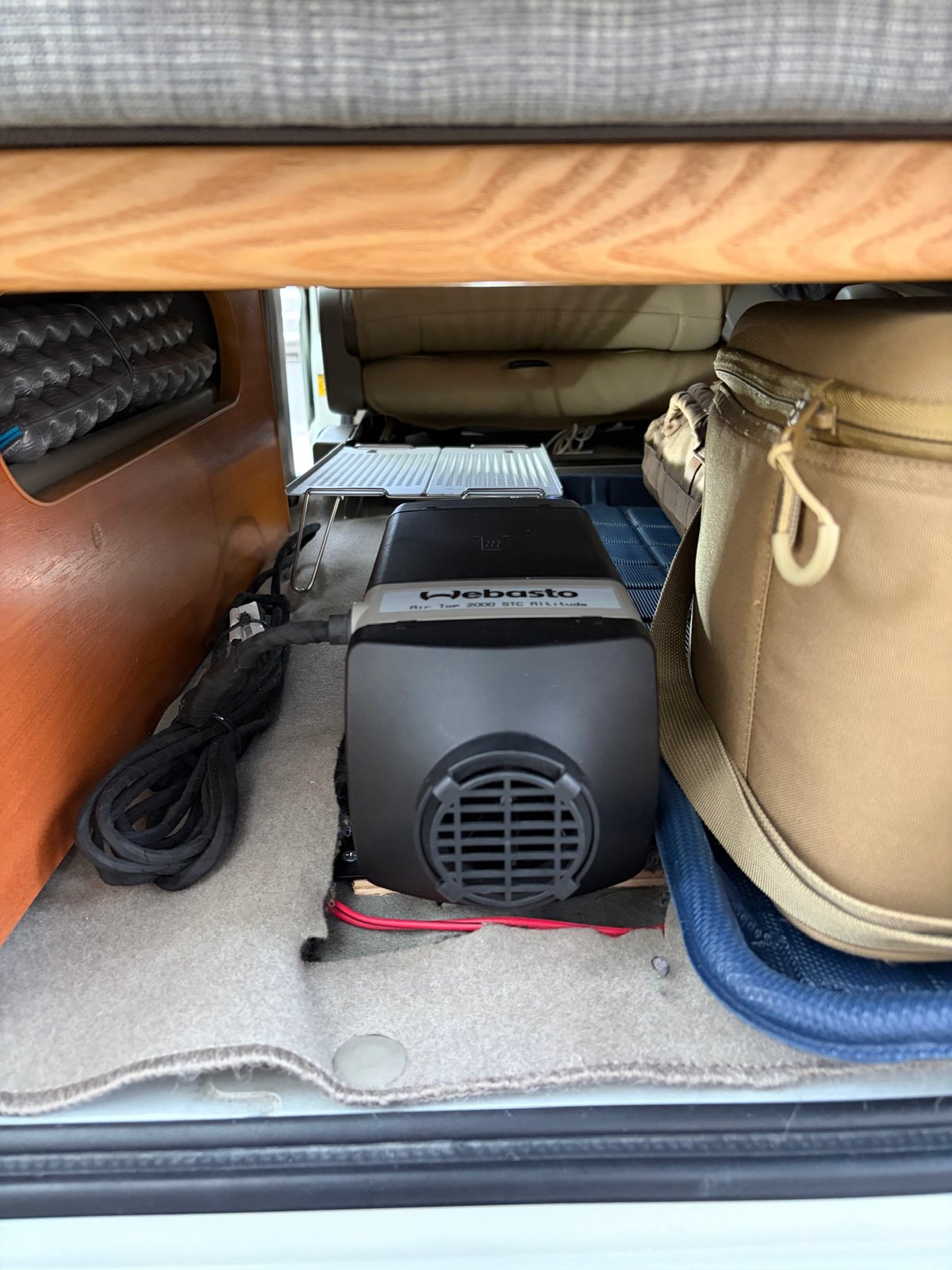 エブリイワゴンの荷室下に付いているFFヒーターをバックドア側から見たところ